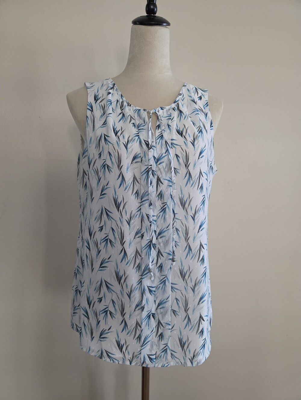 White House Black Market Sleeveless White And Blue Leaf-Print Blouse